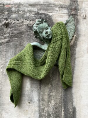 Creatieve, kleurrijke en unieke mode voor vrouwen in Gent. Grote maten mode Gent dames kledij en accessoires voor vrouwen met een maatje meer of minder. Handgebreide sjaal in mooie groene kleur, gemaakt uit superzachte, hypoallergene alpacawol van het Nederlandse Knitwear merk Inti.