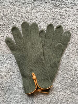 Kleurrijke, creatieve en aparte accessoires, juwelen en kledij voor vrouwen in Gent. Kaki groene handschoenen in wolmix met okergeel detail in lamsleder