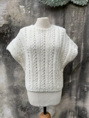 Kleurrijke, creatieve en aparte mode en accessoires voor vrouwen in Gent. Grote maten mode voor dames kledij en accessoires voor vrouwen met een maatje meer of minder. Grote maten mode voor dames kledij en accessoires voor vrouwen met een maatje meer of minder. Grote maten mode voor dames kledij en accessoires voor vrouwen met een maatje meer of minder. Handgebreide pull in ecru baby alpacawol van Inti Knitwear