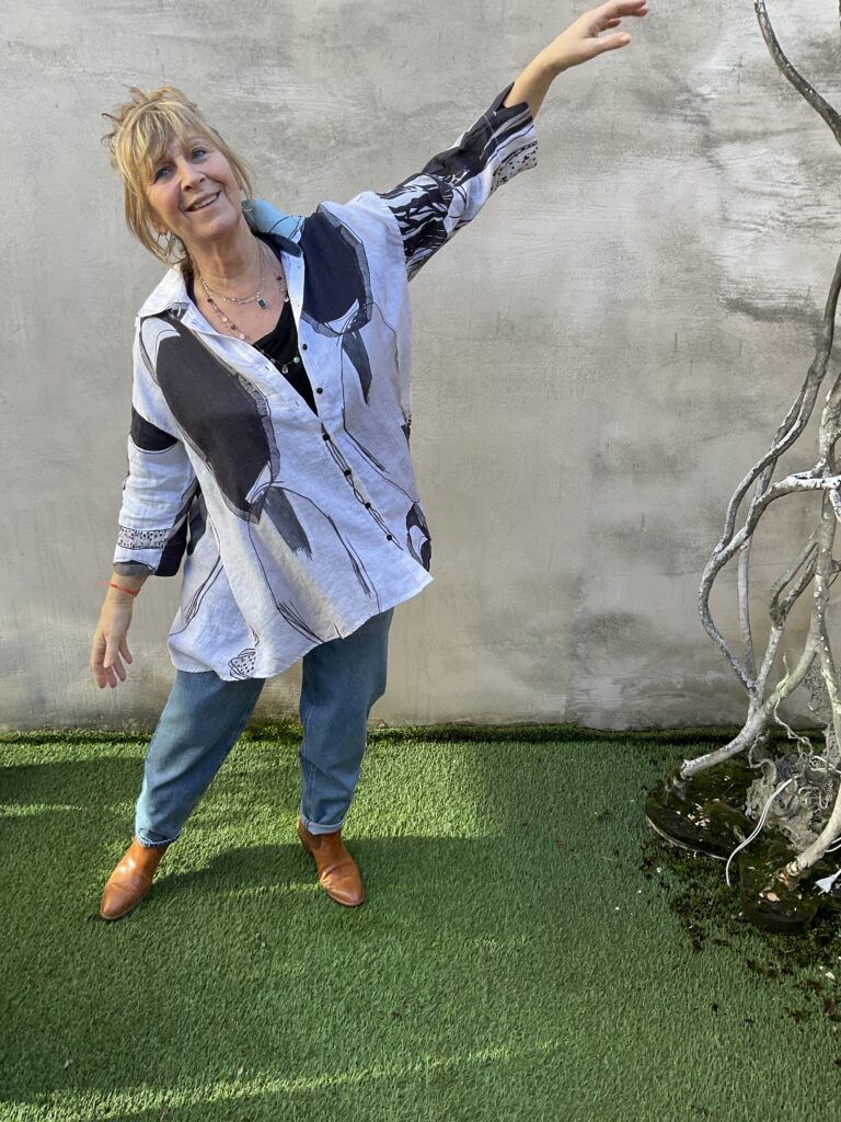 Kleurrijke, creatieve en aparte mode voor vrouwen in Gent. Wijde linnen blouse met print uit de tijdloze Grizas collectie