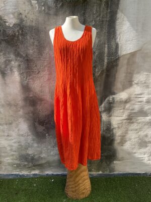 Kleurrijke, creatieve en aparte mode voor vrouwen in Gent. Grote maten mode Gent dames kledij en accessoires voor vrouwen met een maatje meer of minder. Jurk in ballon model zonder mouwen en met ronde hals in oranje stof mix van zijde en linnen met rits in de lende van Grizas.