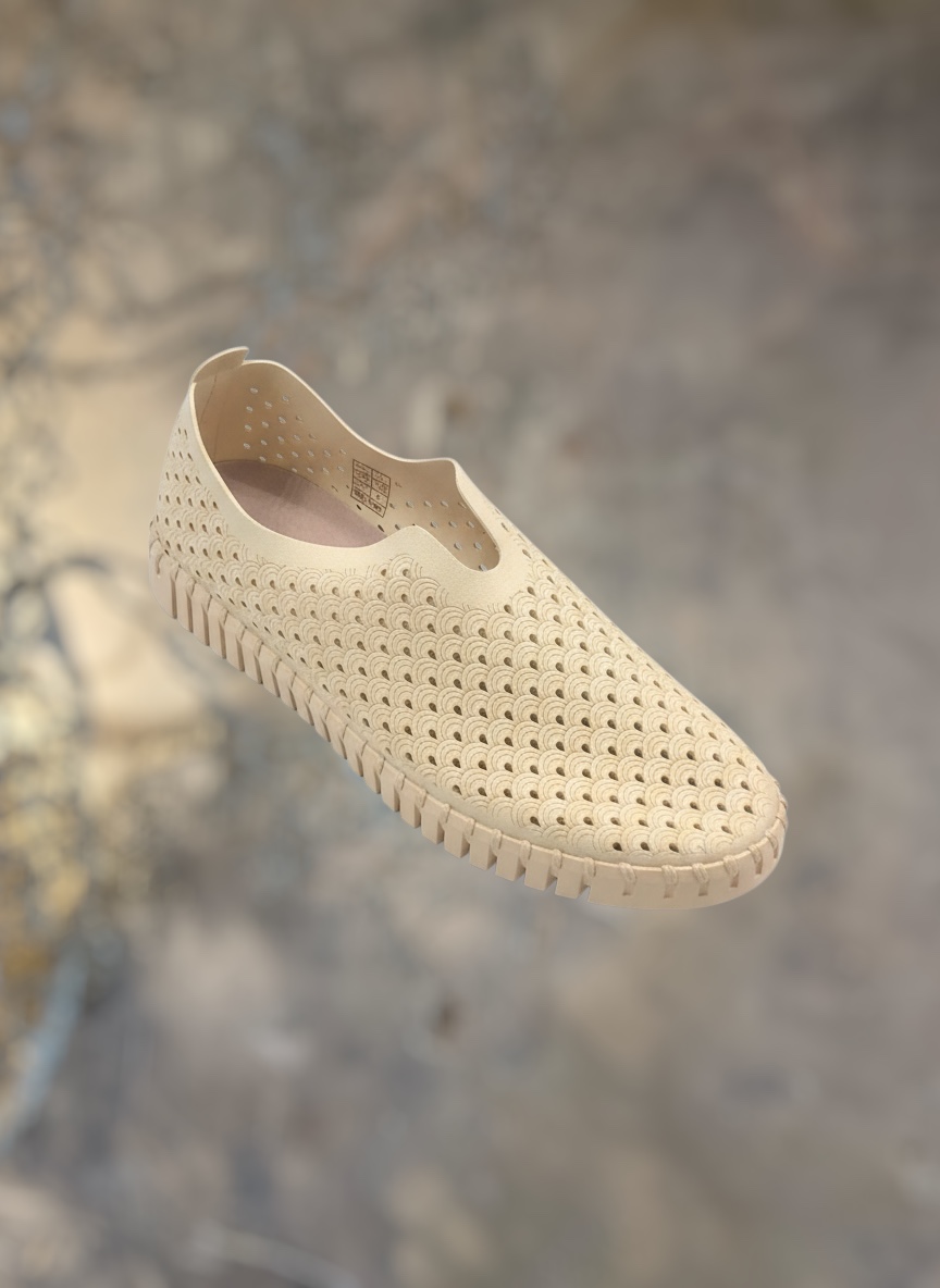Kleurrijke, creatieve en aparte mode voor vrouwen in Gent. Tulip schoenen in crème kleurige microvezel met zool in rubber en uitneembare binnenzool van Ilse Jacobsen. Grote maten mode dames kledij en accessoires voor vrouwen met een maat meer of minder.