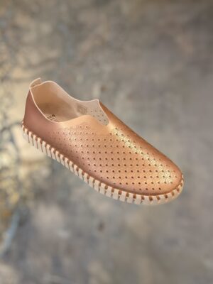 Kleurrijke, creatieve en aparte mode voor vrouwen in Gent. Tulip schoenen in rosé metallic kleur microvezel met zool in rubber en uitneembare binnenzool van Ilse Jacobsen