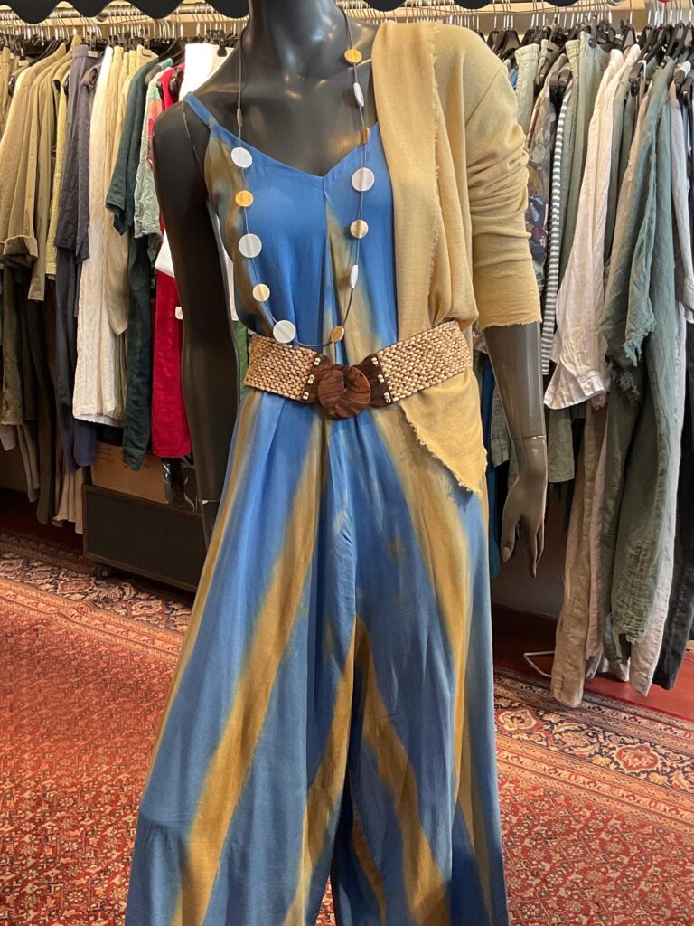 Kleurrijke, creatieve en aparte mode voor vrouwen in Gent. Grote maten mode dames kledij en accessoires voor vrouwen met een maatje meer of minder. Multi gekleurde jumpsuit in katoen met fijne bretellen en wijde pijpen van Bindi.