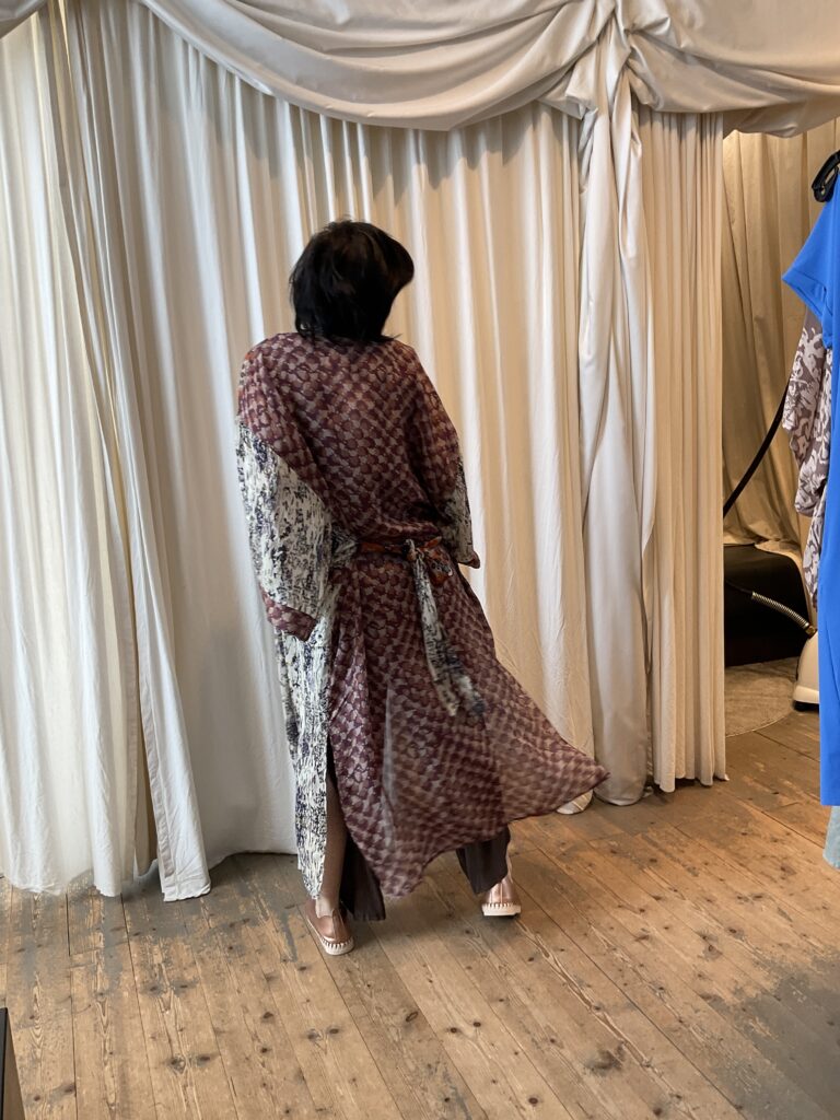 Kleurrijke, creatieve en unieke mode voor dames in hartje Gent. Grote maten mode dames kledij en accessoires voor vrouwen met een maatje meer of minder. Lange kimono in diverse prints en kleuren in soepele en licht glimmende Indische zijde.