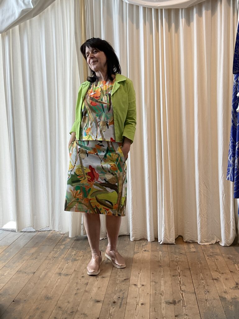 Kleurrijke, creatieve en unieke mode voor dames in hartje Gent. Grote maten mode dames kledij en accessoires voor vrouwen met een maatje meer of minder. Rok en top in stretchkatoen in tropische print in diverse felle kleuren. Kort jasje/blouse in gifgroene kleur. Alle kledingstukken zijn van Fox’s