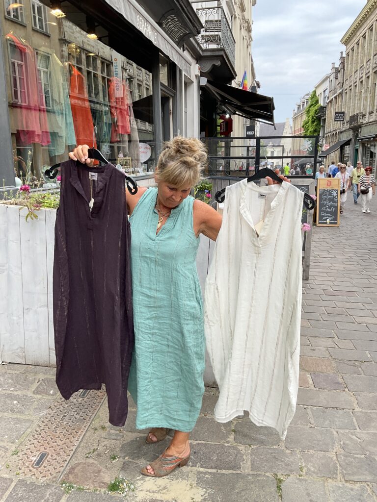 Kleurrijke, creatieve en unieke mode voor vrouwen in Gent. Halflange jurken in 100% Italiaans linnen in verschillende kleure van La Bottega di Brunalla