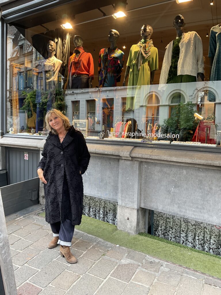 Creatieve, unieke en aparte mode voor vrouwen in Gent. Lange, wijde en elegante jas in gestructureerde zwarte stof van Grizas