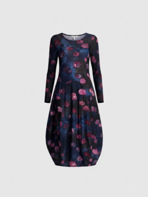 Kleurrijke, creatieve en unieke mode voor vrouwen in Gent. Grote maten mode dames kledij en accessoires voor vrouwen met een maatje meer of minder. Middellange jurk met ronde hals en lange mouwen in stretch stof in blauw en paars van Alembika