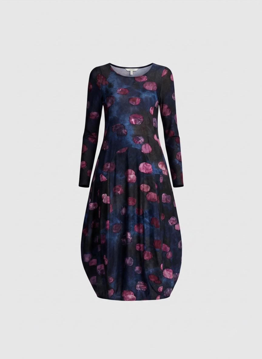 Kleurrijke, creatieve en unieke mode voor vrouwen in Gent. Grote maten mode dames kledij en accessoires voor vrouwen met een maatje meer of minder. Middellange jurk met ronde hals en lange mouwen in stretch stof in blauw en paars van Alembika