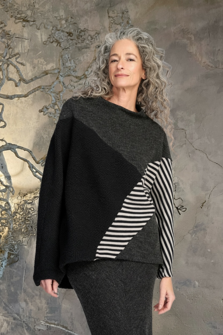 Unieke, aparte en creatieve mode voor vrouwen in Gent. Grote maten mode dames kledij en accessoires voor vrouwen in Gent. Outfit in zwart, wit en grijs in pull en rok van Alembika