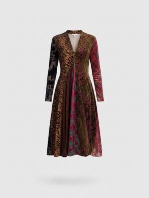 Unieke, kleurrijke en creatieve mode voor vrouwen in Gent. Grote maten mode dames kledij en accessoires voor vrouwen met een maatje meer of minder. Lange A lijn jurk met V-hals en lange mouwen in diverse florale prints en warme herfstkleuren met stretch van Alembika