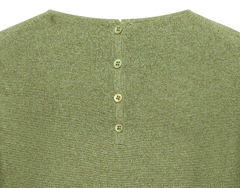 Kleurrijke, creatieve en unieke mode voor vrouwen in Gent. Grote maten mode dames kledij en accessoires voor vrouwen met een maatje meer of minder. Pull Moment in groene kleur leaf van Mansted. Deze pull is gemaakt uit 100% katoen en heeft een mooi detail met knoopjes op de rug.