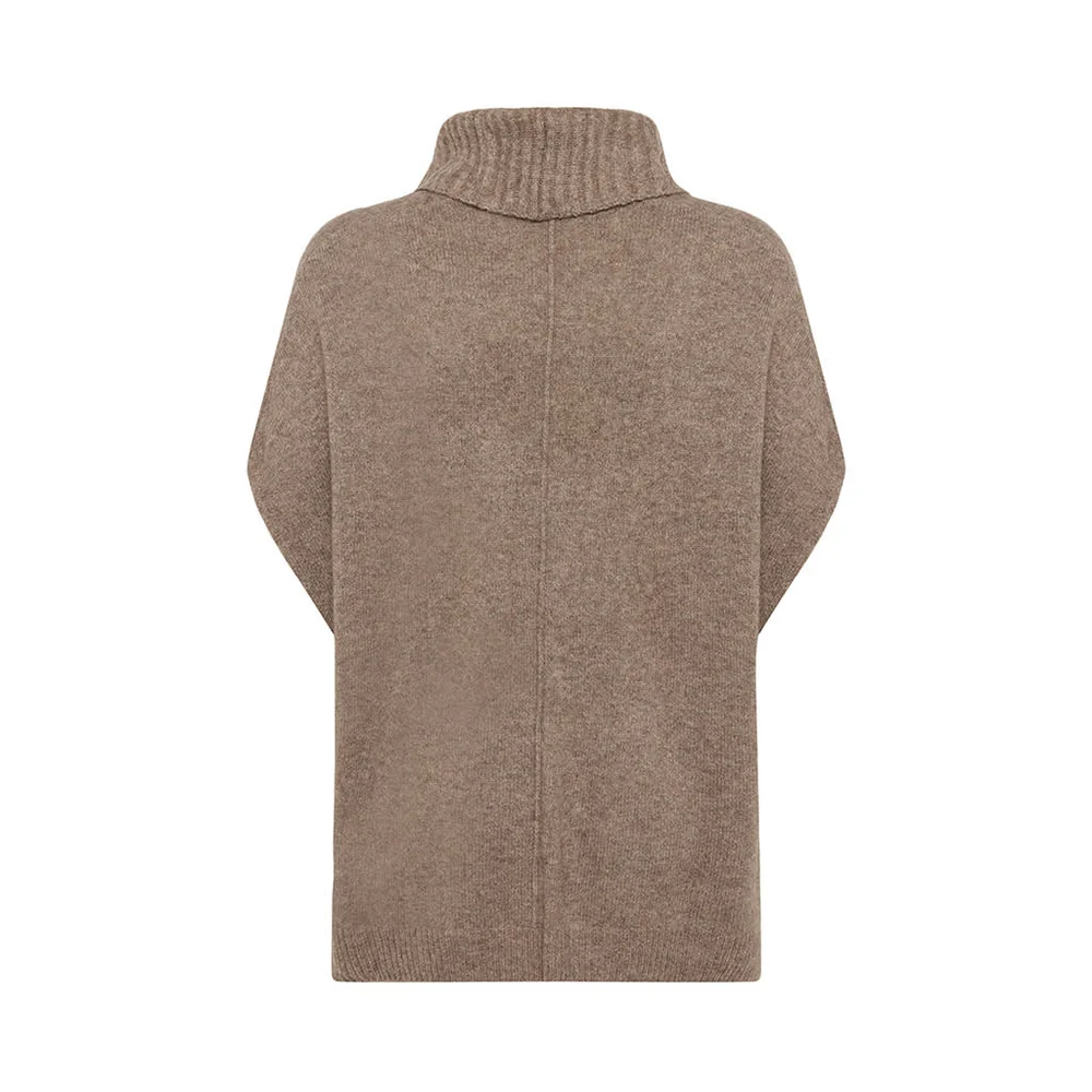 Kleurrijke, creatieve en unieke mode voor dames in Gent. Grote maten mode dames kledij en accessoires voor vrouwen met een maatje meer of minder. Debardeur Zo Bee in kleur walnut van Mansted. Pull met grote col en korte mouwen in zachte en warme yak wol.