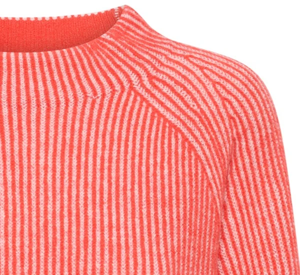 Roze rode pull Solveig vervaardigd uit 100% wol van Mansted met knopen in de lende